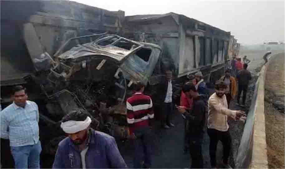 फरीदाबाद में टक्कर के बाद 2 डंपर में लगी आग, चालक जिंदा जला