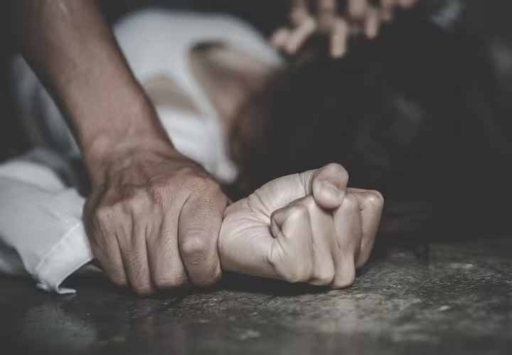 भाभी संग देवर ने किया बलात्कार, केस दर्ज