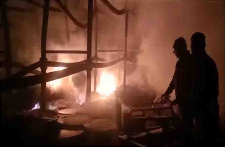बर्तन बनाने वाली फैक्ट्री में लगी भीषण आग