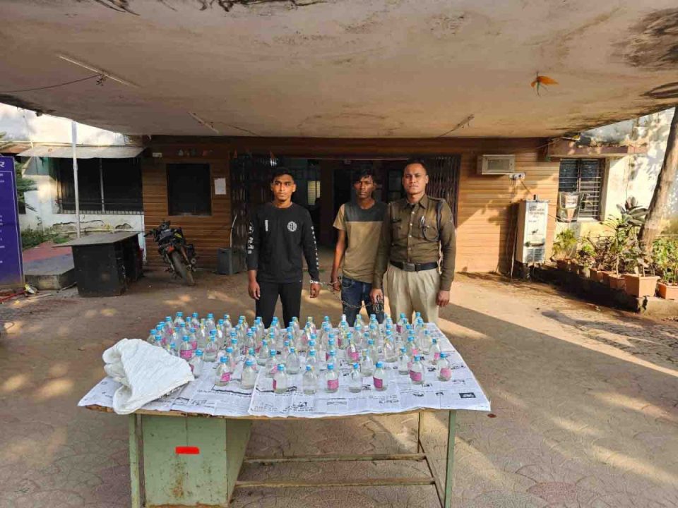 कमल विहार गेट बेच रहा था अवैध शराब, 2 तस्कर गिरफ्तार