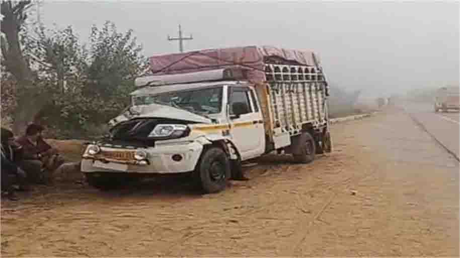हांसपुर कट के पास पलटा ट्रक, धुंध के कारण हुआ हादसा