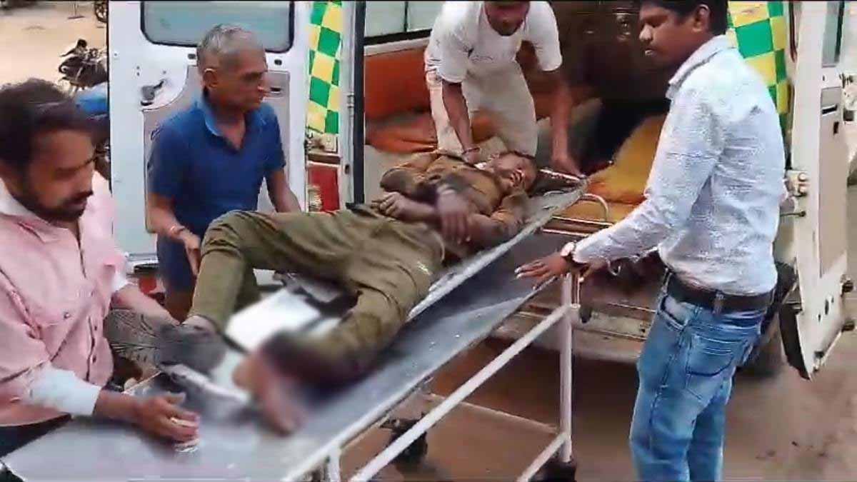 बाइक डिवाइडर से टकराने से युवक की मौत, एक अन्य घायल