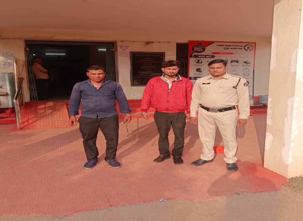 नकली यूरिया की बाल्टी बेचने वाले 2 दुकान संचालक गिरफ्तार