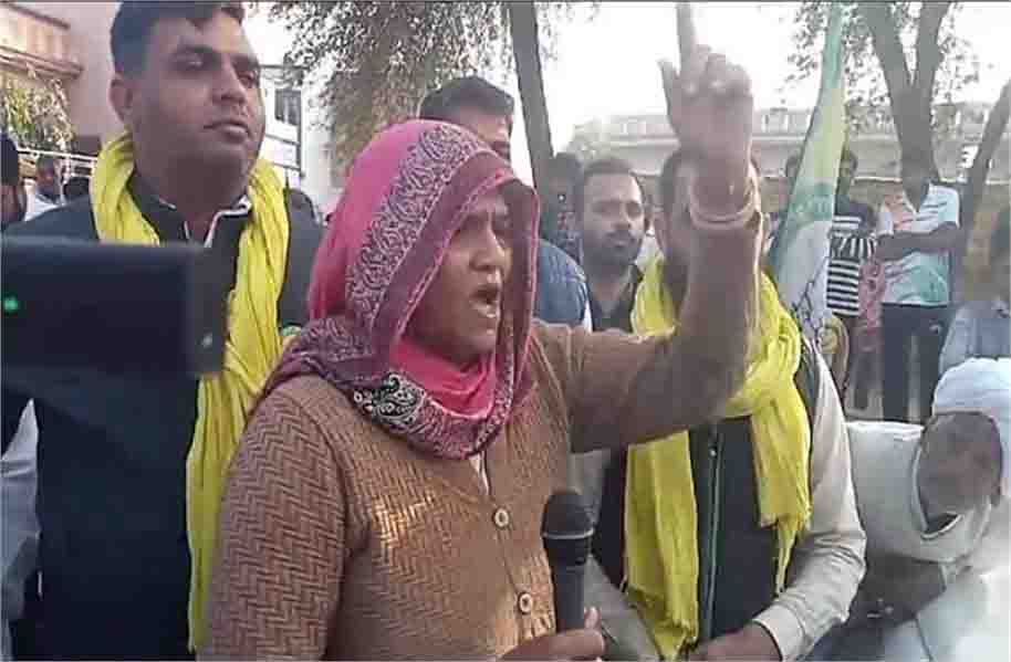 नीलम के समर्थन में आई उसकी मां ने भरी हुंकार