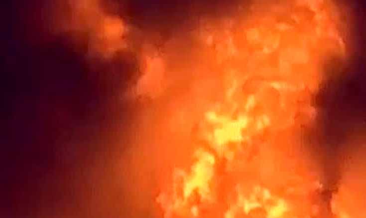 कपड़े की गोदाम में लगी आग, दमकल कर्मियों ने आसपास के घरों को करवाया खाली