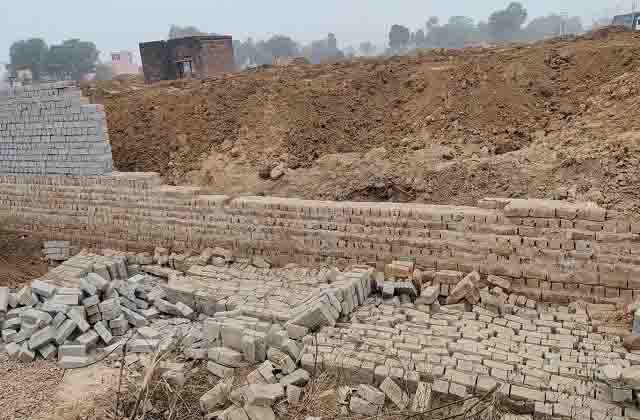 खेल ग्राउंड की चारदीवारी के निर्माण कार्य में घटिया सामग्री लगाने पर भड़के ग्रामीण
