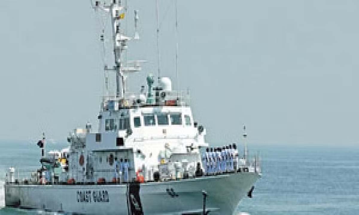 भारतीय तटरक्षक बल ने बेहोश नाविक को निकाला