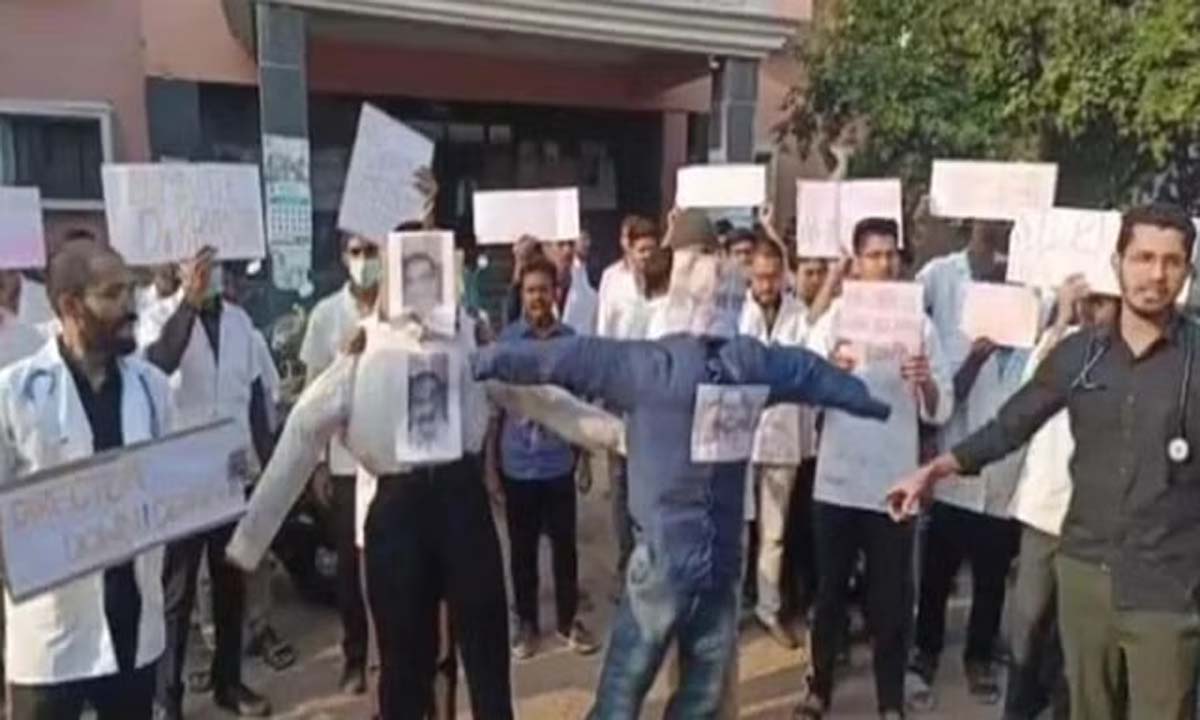 छात्रों से मारपीट के आरोप में RIMS के असिस्टेंट प्रोफेसर बर्खास्त, गिरफ्तार