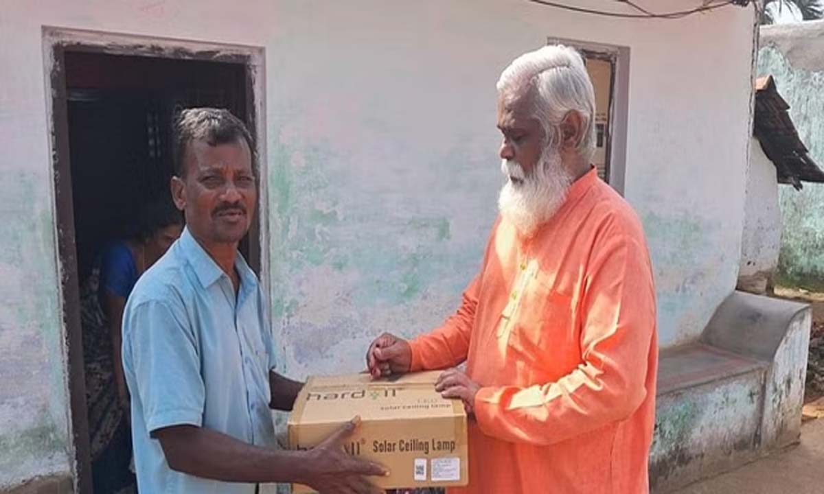 वैज्ञानिक ने 31 अनाइकट्टी आदिवासी परिवारों को सोलर लैंप दान किया