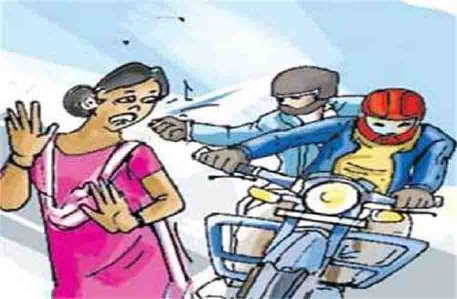 सैर कर रही महिला के साथ मोटरसाइकिल सवार ने कर दिया कांड