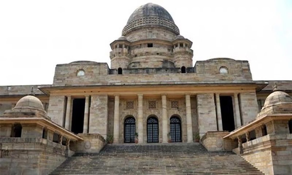 कॉलेज प्रिंसिपल का चैंबर एक सार्वजनिक स्थान है- HC