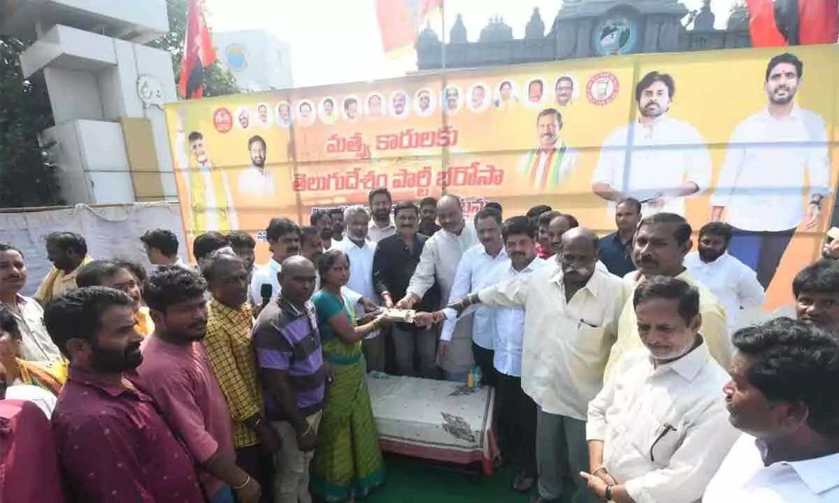 टीडीपी ने नुकसान झेलने वाले मछुआरों को वित्तीय मदद दी