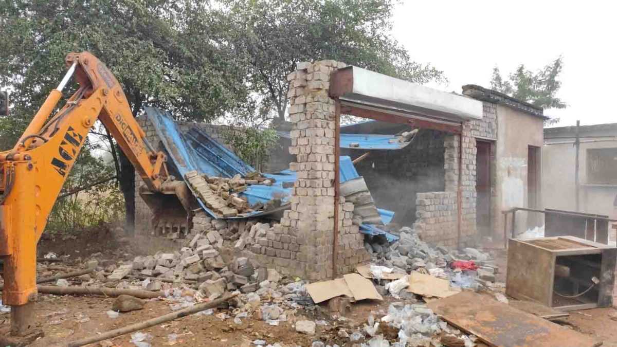 शराब भट्टी के आस-पास के चखना सेंटरों पर कार्रवाई