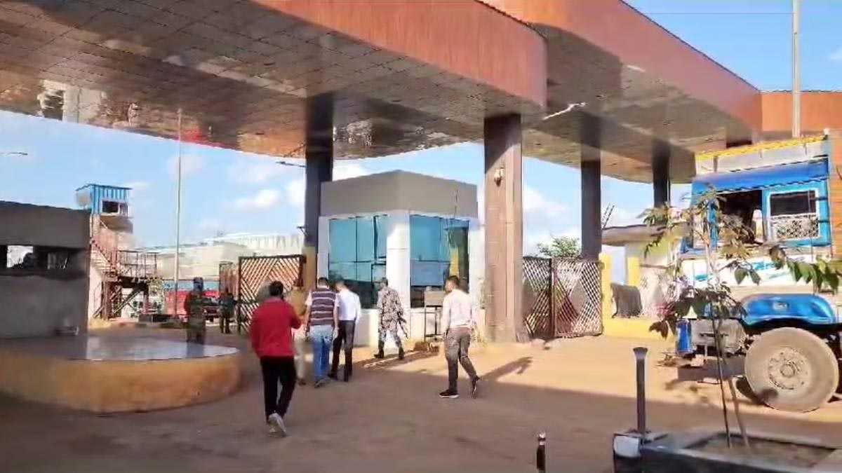 ट्रकों से लोहा चोरी, CISF जवानों ने पकड़ा