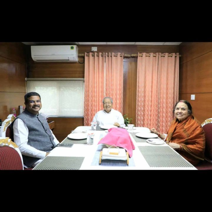 राज्यपाल विश्वभूषण हरिचंदन से केंद्रीय शिक्षा मंत्री धर्मेन्द्र प्रधान ने की सौजन्य भेंट