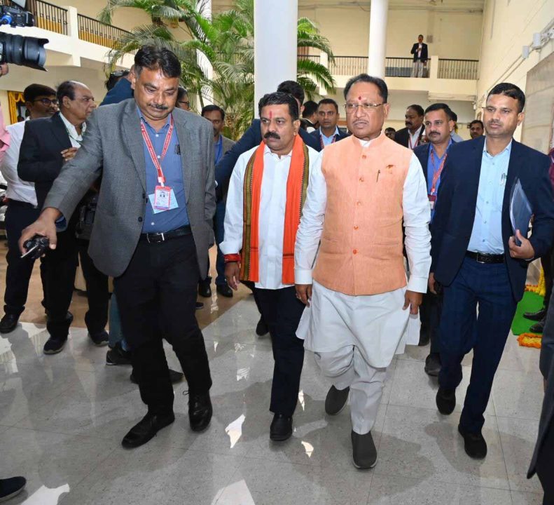 मुख्यमंत्री विष्णु देव साय विधानसभा सदन में जाते हुए, देखें फोटो
