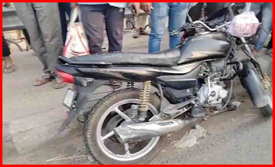 सड़क हादसे में गई बाइक सवार की जान