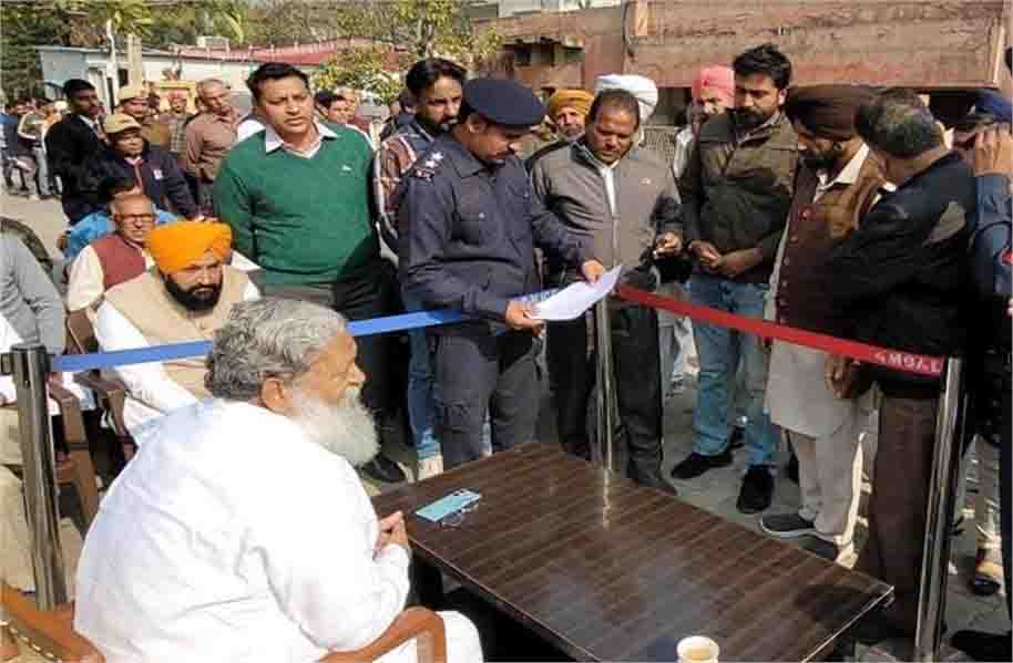 अनिल विज ने अंबाला में सुनी लोगों की समस्याएं