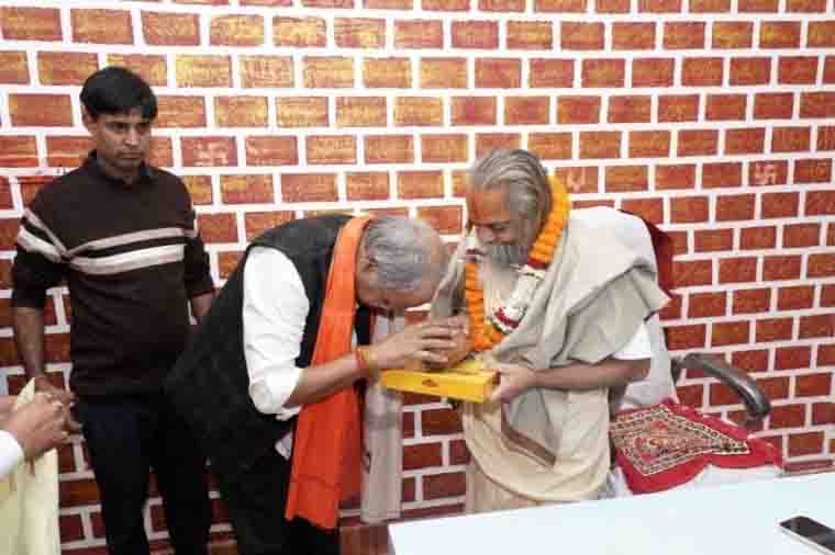 महंत रामसुंदर दास से मिले बृजमोहन अग्रवाल