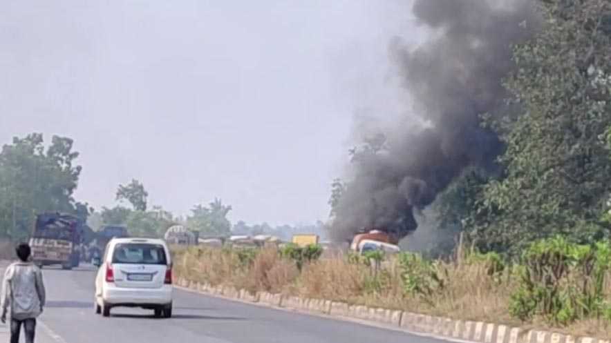 केमिकल वाहन में लगी आग, हाईवे पर सहमे राहगीर