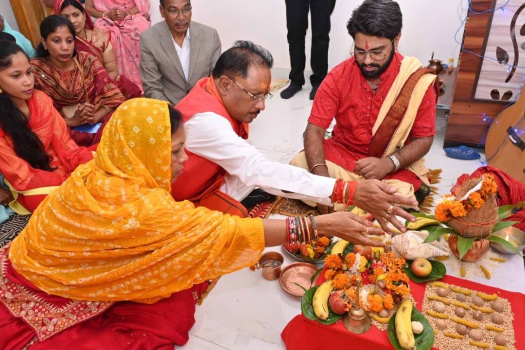 मुख्यमंत्री पद की शपथ लेने से पहले विष्णु देव साय ने अपनी माता का लिया आशीर्वाद
