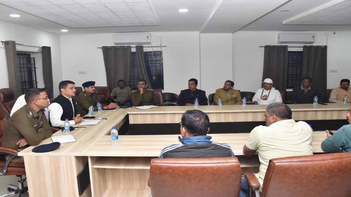 बस्तर पुलिस ने ली बस संचालकों की बैठक, यात्रियों ने की थी मनमानी की शिकायत