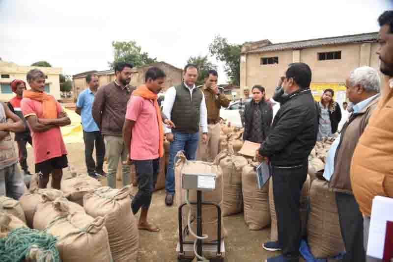 कलेक्टर-एसपी पहुंचे करजी धान खरीदी केंद्र, किसानों से की बात