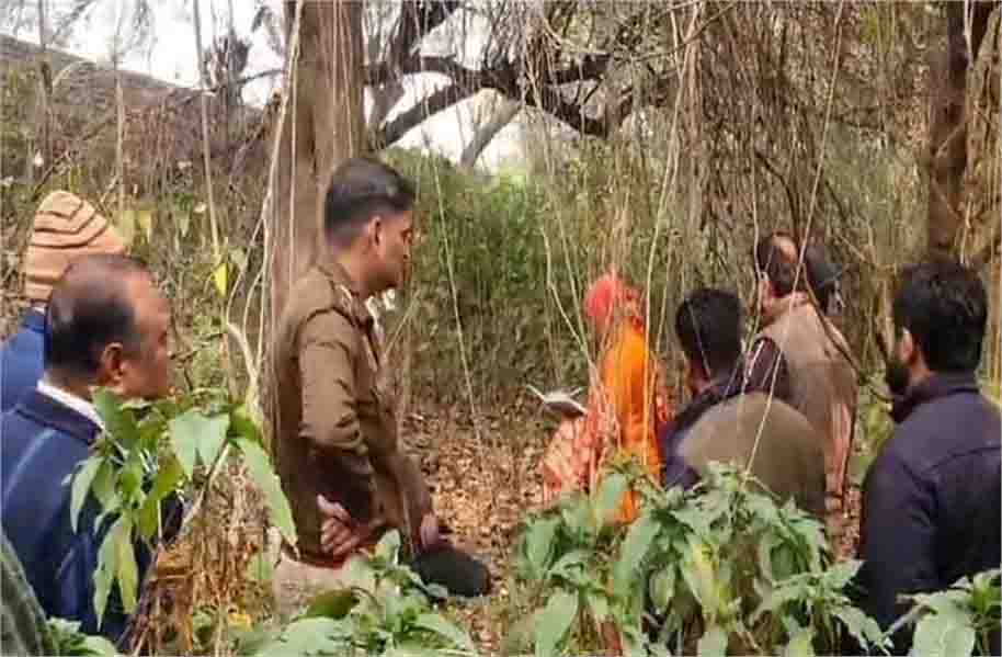 मुंशी का फंदे से लटका झाड़ियों में मिला शव