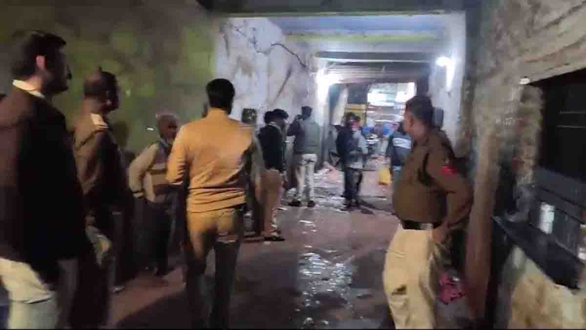 अवैध चखना सेंटरों पर चला बुलडोजर