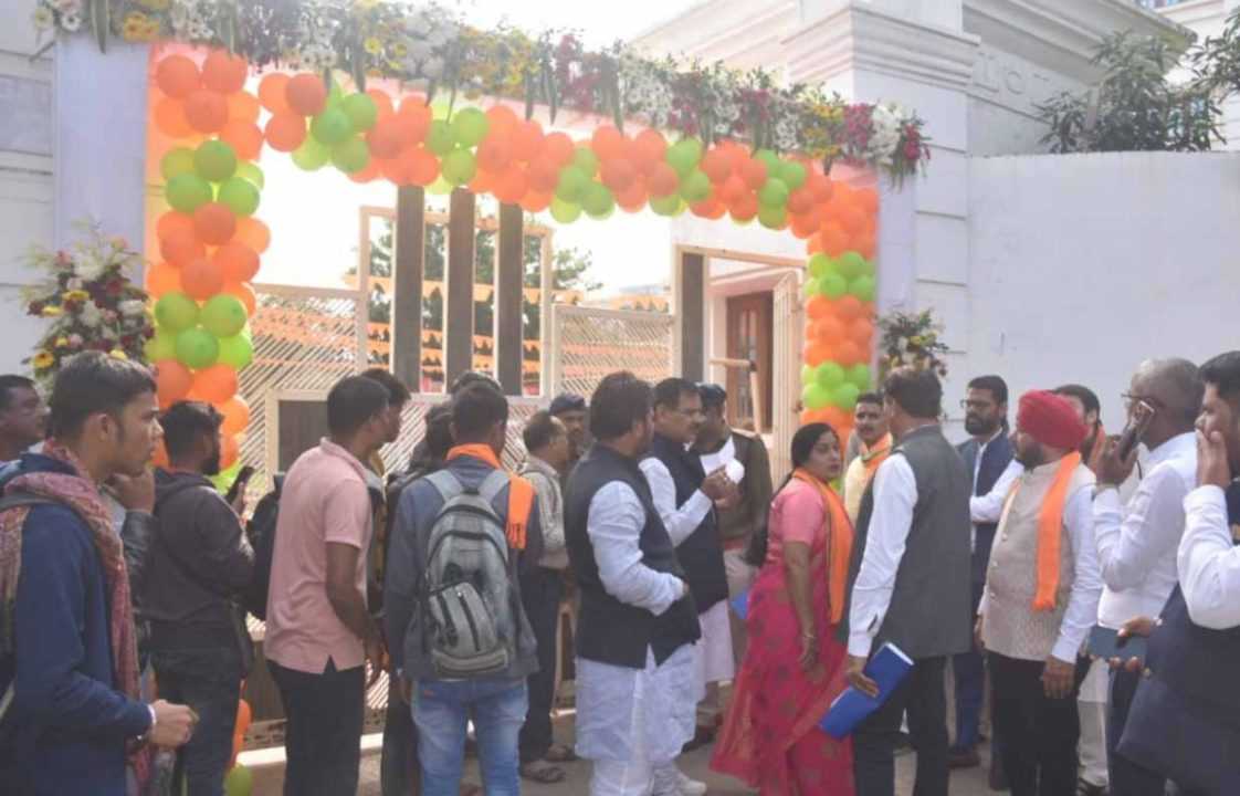 विधायक दल की बैठक में पहुंच रहे MLA, देखें बीजेपी दफ्तर का नजारा