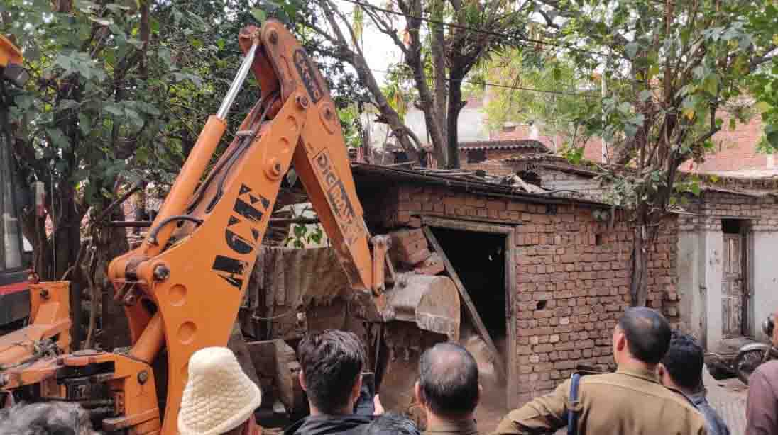 अवैध दुकानों पर चला प्रशासन का बुलडोजर