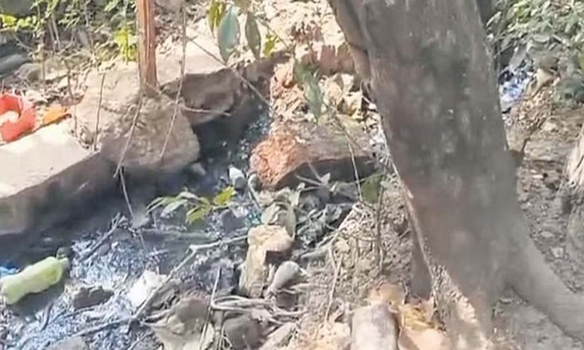 कर्नाटक के हल्लूर में सीवेज की बदबू ने सरकारी स्कूल के छात्रों को कक्षाओं से बाहर कर दिया