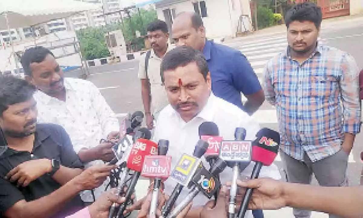 विधायक वेलमपल्ली श्रीनिवास राव ने फिर से पश्चिम से चुनाव लड़ने का दावा किया