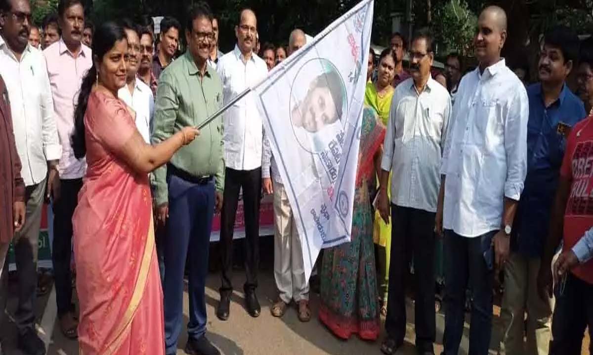 जागरूकता रैली को संयुक्त कलेक्टर ने हरी झंडी दिखाकर रवाना किया