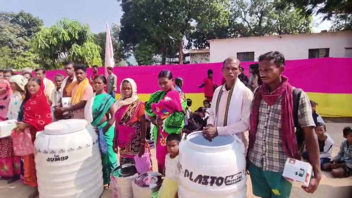 CRPF जवानों ने नक्सल प्रभावित गांव में लगाया निशुल्क मेडिकल कैंप