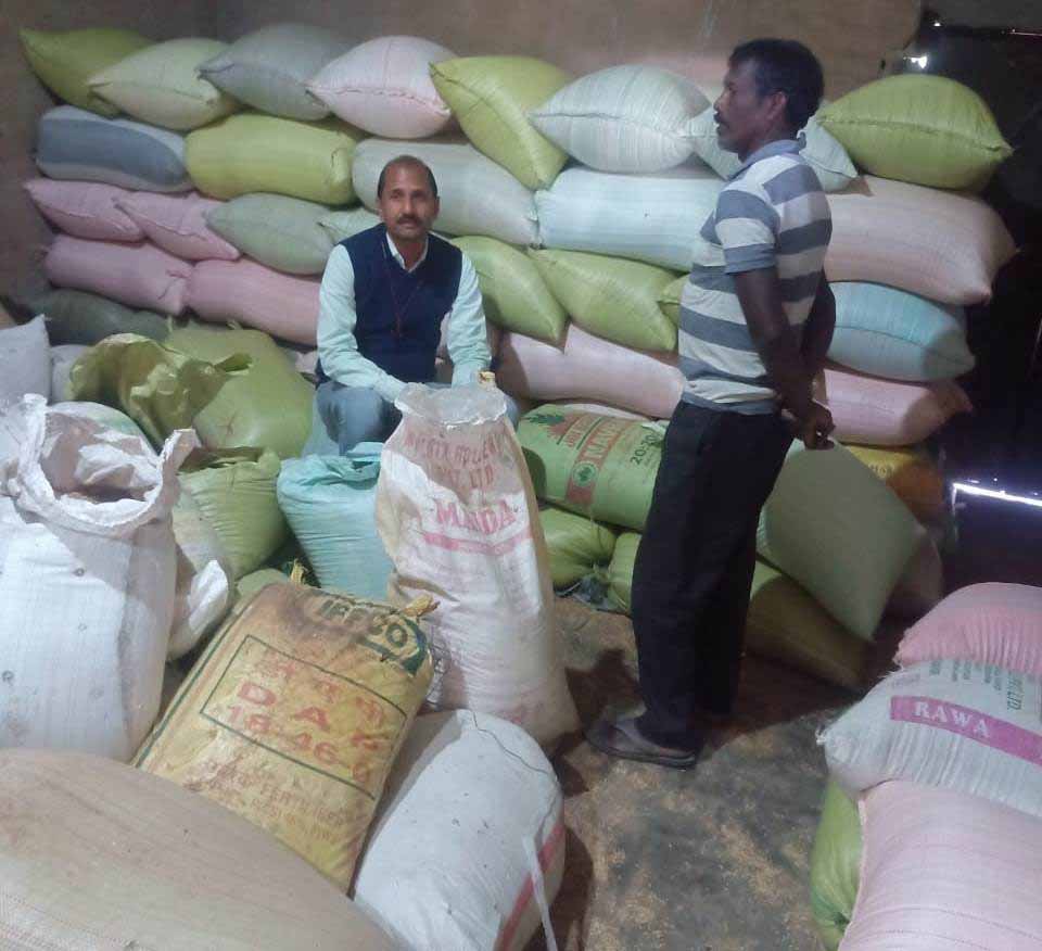 किराना दुकान से 1000 बोरी अवैध धान जब्त