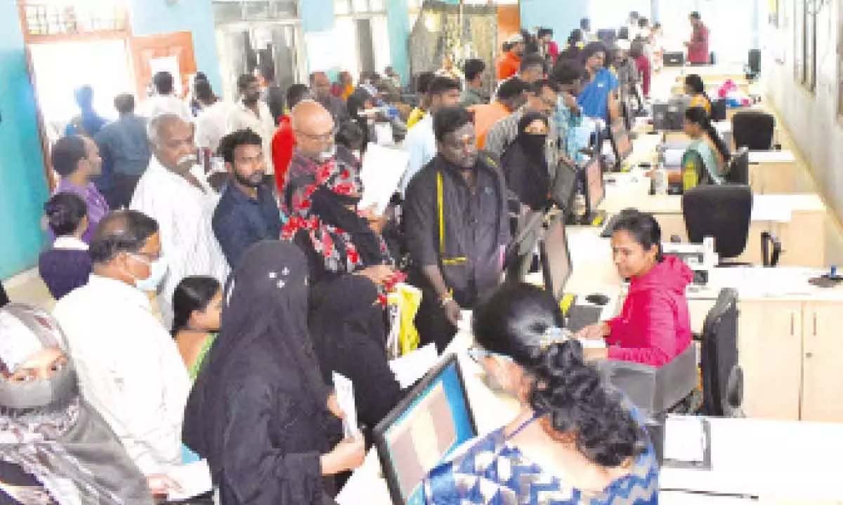 भ्रमित नागरिक मीसेवा केंद्रों पर राशन कार्ड के लिए लाइन में लग रहे
