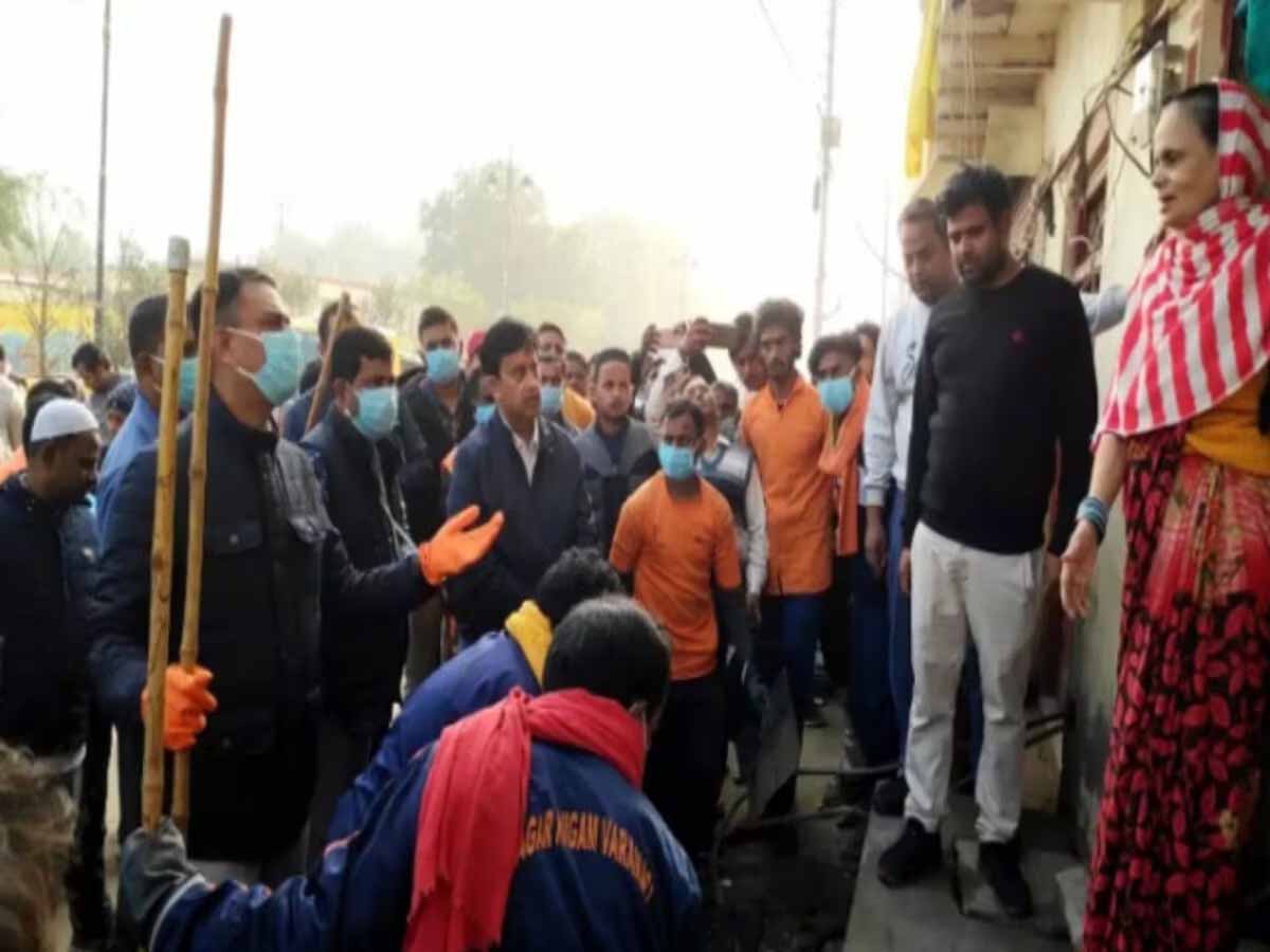 कलेक्टर ने दी चेतावनी, झाड़ू लेकर निकले थे सफाई अभियान में