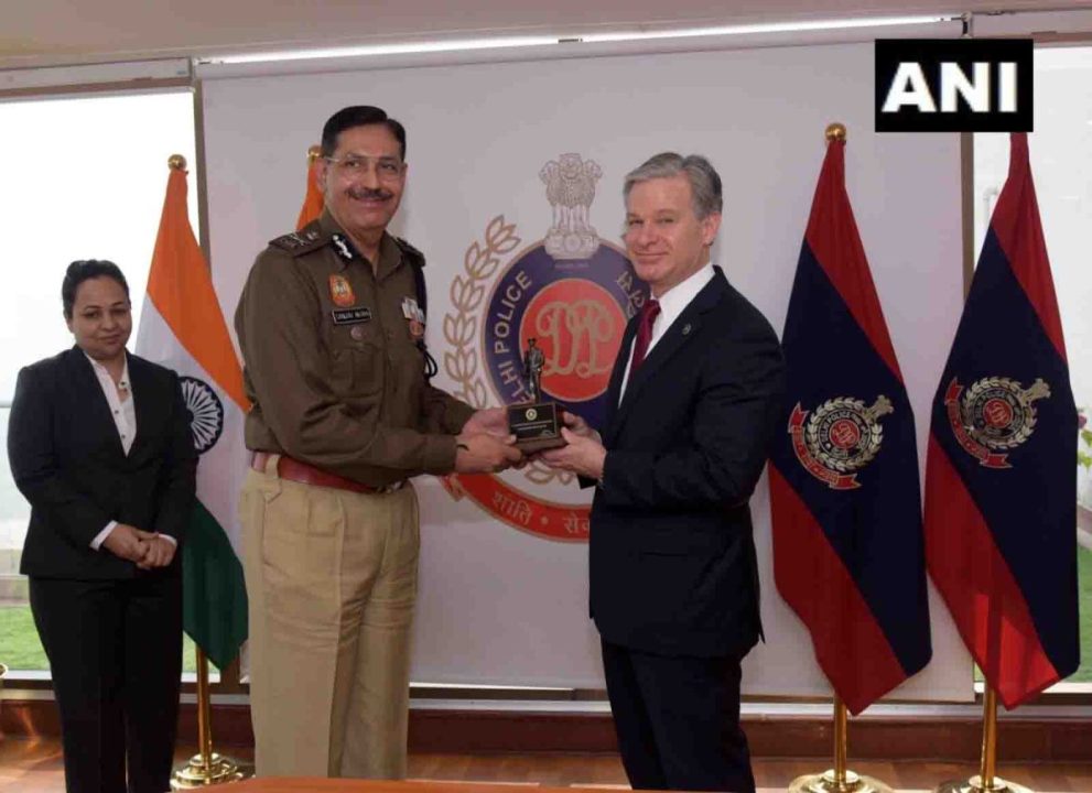 FBI के निदेशक ने दिल्ली पुलिस आयुक्त संजय अरोड़ा से की मुलाकात