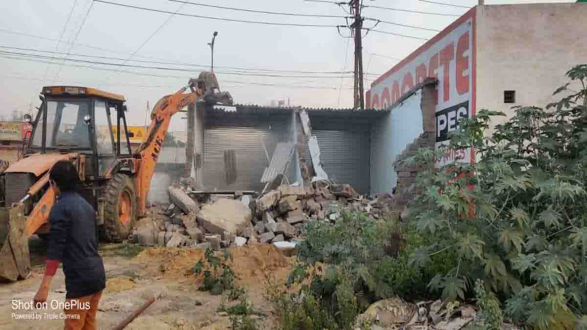 अवैध दुकानों पर चला प्रशासन का बुलडोजर