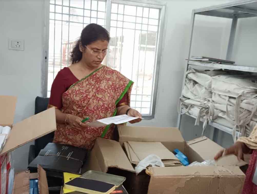 जिला निर्वाचन अधिकारी डॉ. सिद्दीकी ने मतगणना स्टेशनरी सामग्रियों को चेक की
