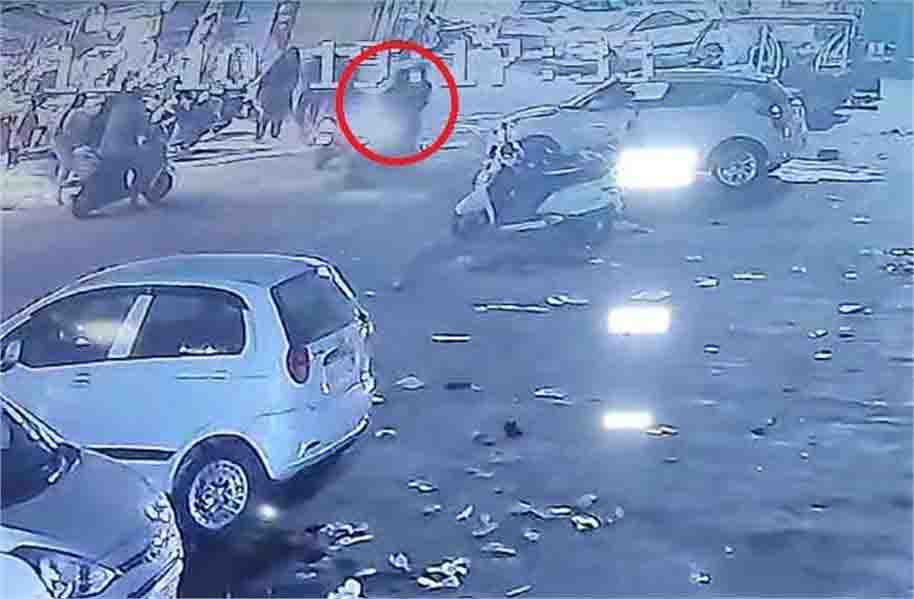 बाइक सवार बदमाशों ने सरेआम बाजार में की हवाई फायरिंग