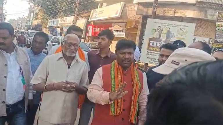विधायक ने PWD विभाग के अधिकारी को लगाई फटकार