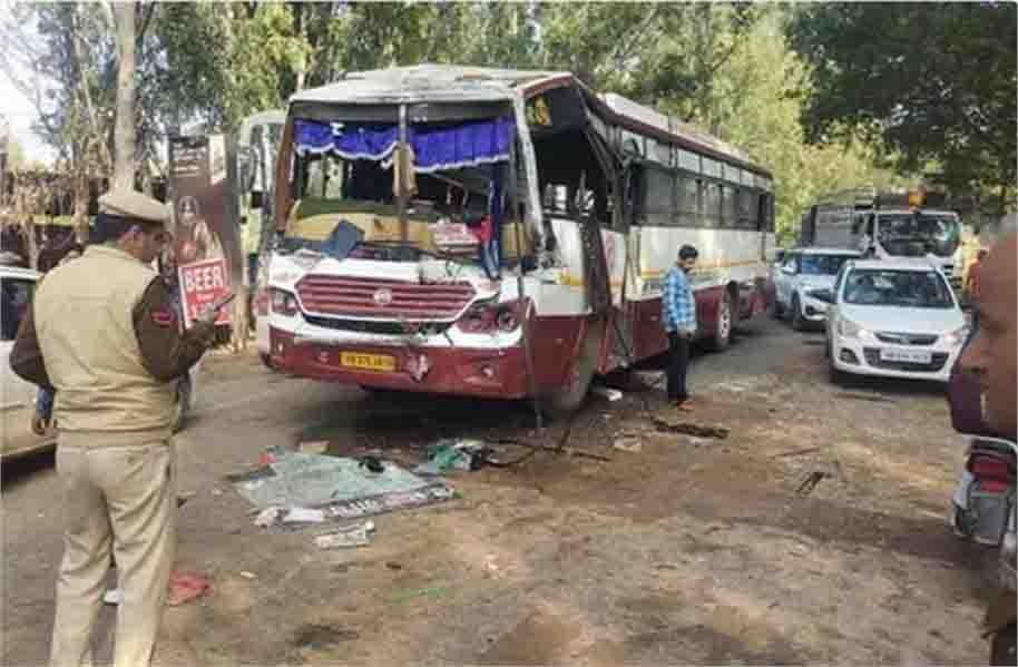 टिप्पर से टकराई प्राइवेट बस, 20 से ज्यादा यात्री घायल