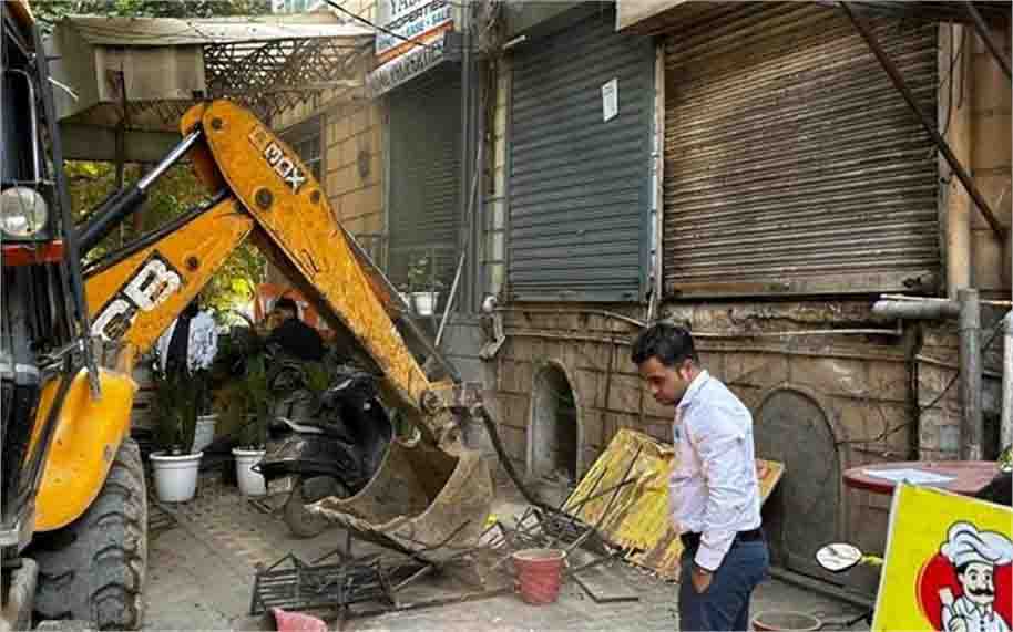 सेक्टर-43 में अवैध गेट व दुकानों पर गाज, कई निर्माण व अतिक्रमण ध्वस्त