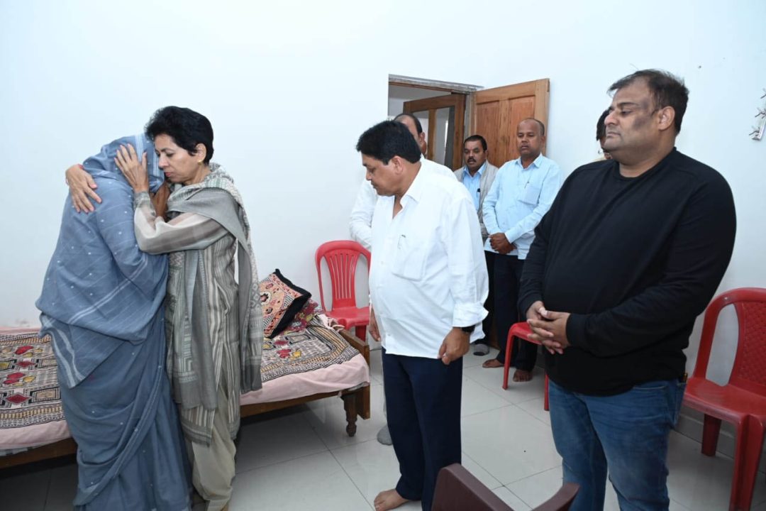 छाया वर्मा के घर पहुंची कुमारी शैलजा
