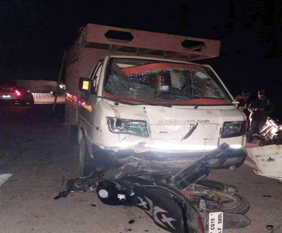 छोटा हाथी और बाइक में टक्कर, दो युवकों की मौत