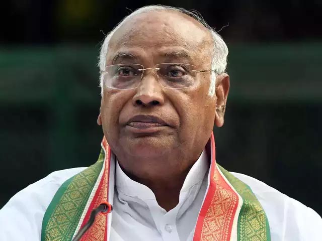 मल्लिकार्जुन खड़गे ने बुलाई आपातकालीन बैठक