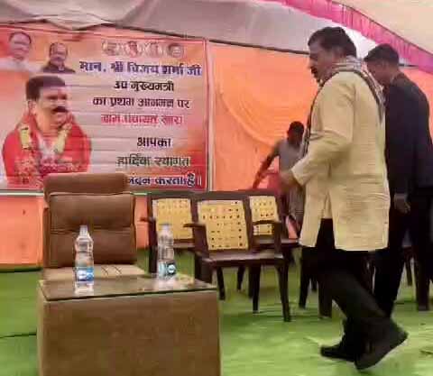 कुर्सी हटवाकर जमीन पर बैठे गृहमंत्री विजय शर्मा, जनता की सुनी समस्याएं