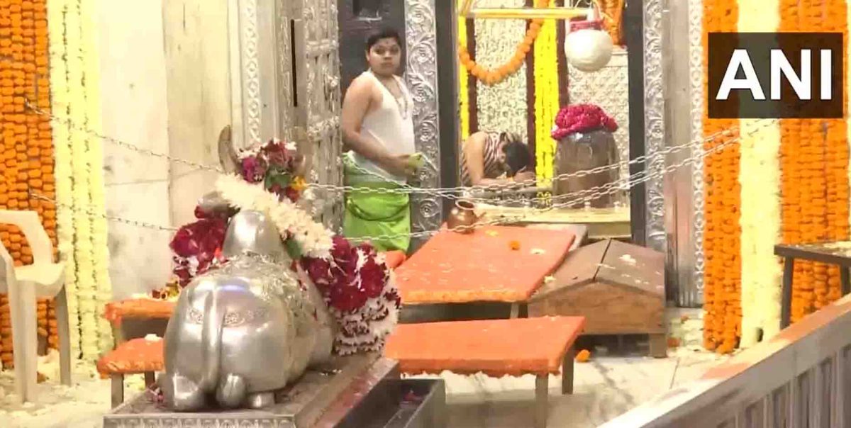 उज्जैन के महाकालेश्वर मंदिर में भक्तों ने पूजा-अर्चना की